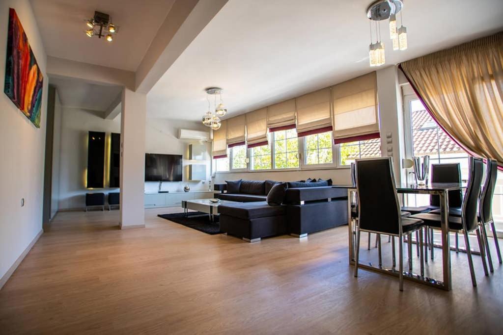 A Stylish Apartment In The Center Of Костур Екстериор снимка